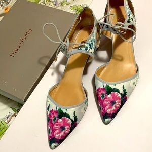 Size 11, low heel pumps. Like new. Cloth fabric.